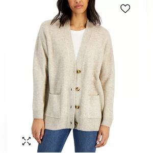 Treasure & Bond women's light cream tan button down Two front pocket sweater